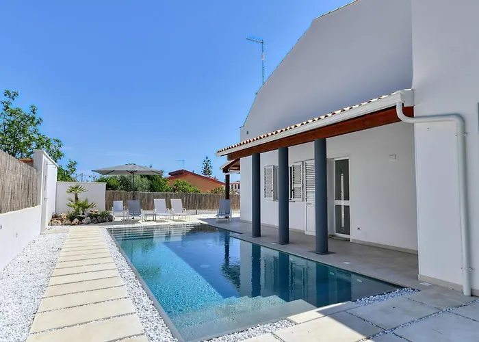 With Pool דירה סירקוזה