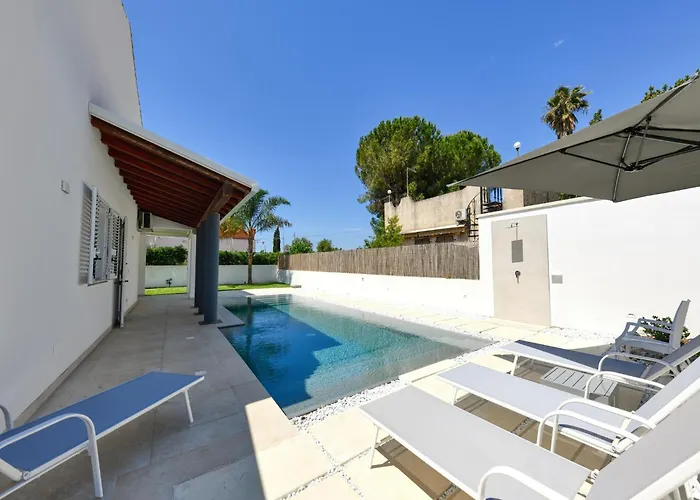 With Pool דירה *