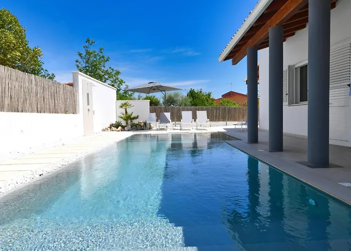 With Pool סירקוזה